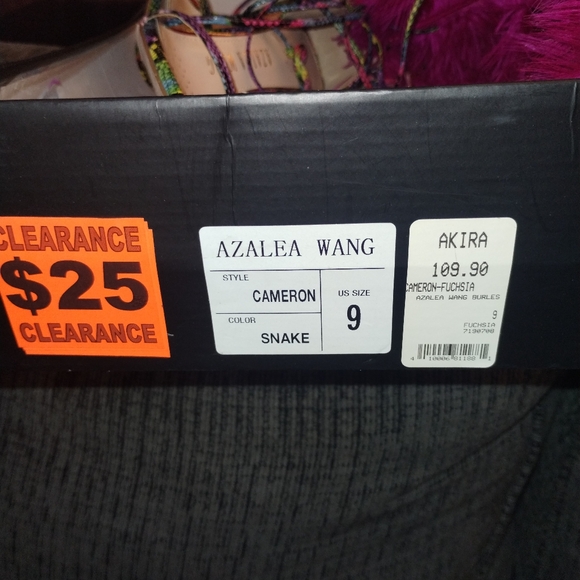 Multiple pairs of women's shoes - Picture 10 of 16